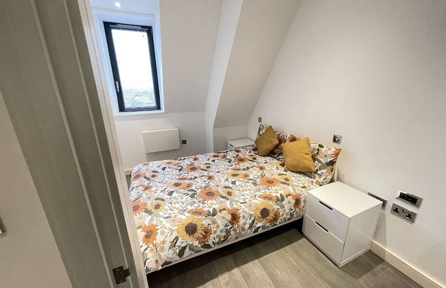 Stunning 1-bed Deluxe Apartment in Slough - Photo 2