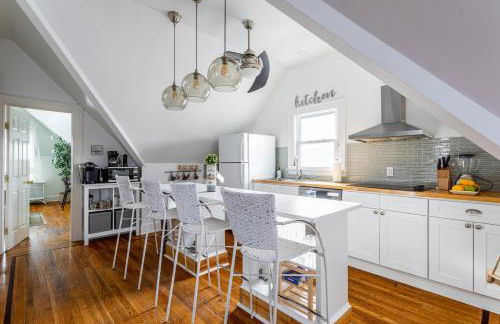 Charming 2BR Getaway with Modern Comforts - Foto 1