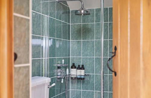 The Laundry Room Romantic cabin, hot tub & views - Photo 16