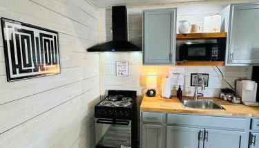 High Noon Hideout Tiny Home in Springtown TX - Foto 3