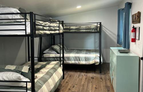 Beautiful Bungalow and Bunk House, Close to Lake - Foto 19