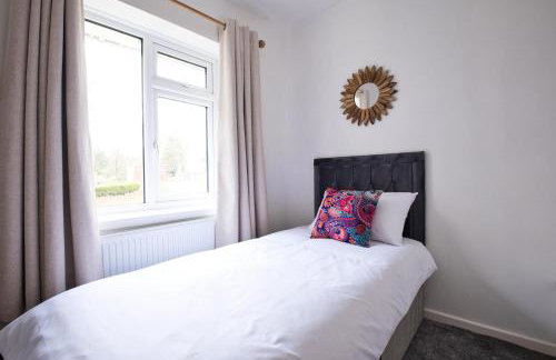 Westhoughton 3 Bedroom House - Free Parking - Photo 18