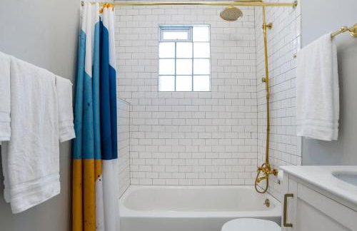 Mid-Century Marvel Steps from Restaurants Bars and Markets 3BR & 2BA - Foto 29