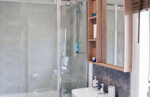 2 Bed Lodge - Sleeps 6 - Dogs - Hot Tub - Parking - Foto 10