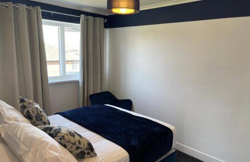 Stylish 3 bed house, private parking , with conservatory, close to KFC, McDonalds, ALDI and ASDA - Photo 4