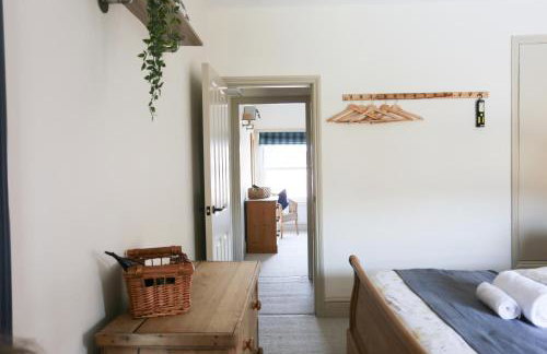 Cosy Dog Friendly Cottage with Woodburner & Garden - Photo 6