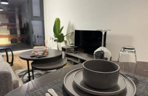 Cozy City Centre Apartment with Free Gym and Free Coffee - Photo 48