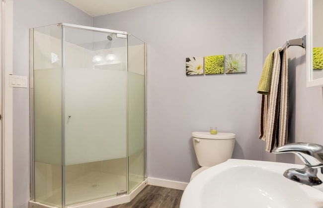 4 Bedroom Suite in Calgary - Photo 11