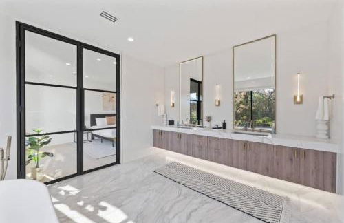 Barton Springs Luxe Heated Pool Spa Sleeps 16 - Photo 60