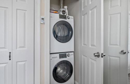 Upscale King Bed Suite with Full Workspace and Free Parking - Foto 20