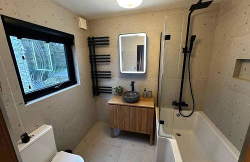 Acorn Lodge Luxury Retreat In a Stunning Oasis With Hot Tub - Pass the Keys - Foto 28