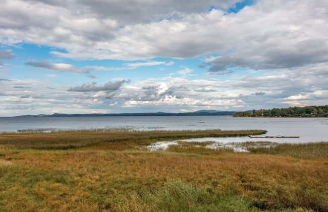 Cozy Colchester Cabin near Lake by RedAwning - Foto 26