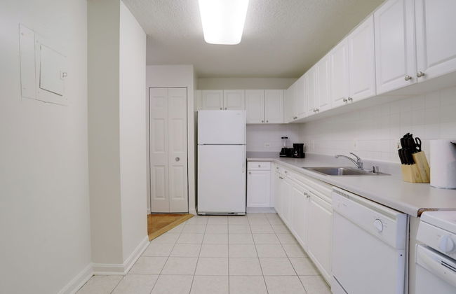 Convenient Apt Near Airport - Photo 17