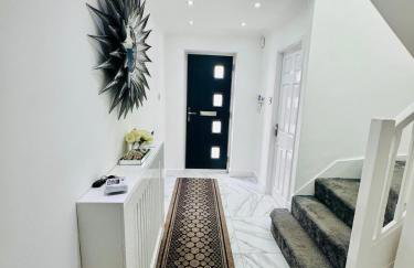 Luxury 5BR Stay With City Access - Photo 33