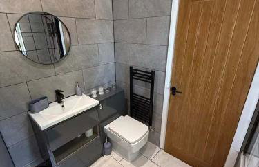 Modern 2 Bedroom Private Detached Cottage With HotTub - Foto 31