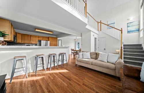 Golden View Townhouse - Walk to Downtown! - Photo 3