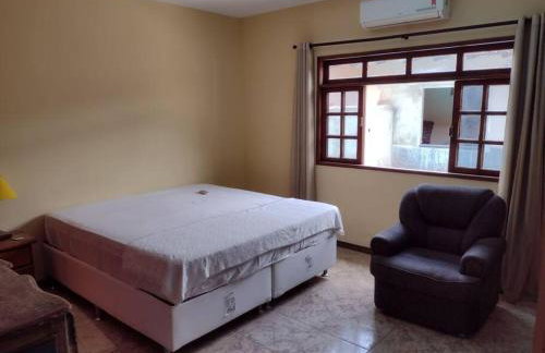Casa confortável com piscina e churrasqueira - Foto 9