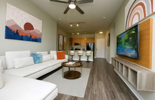 Poolside Comfort 2BR Galleria Stay AND Garage - Foto 11