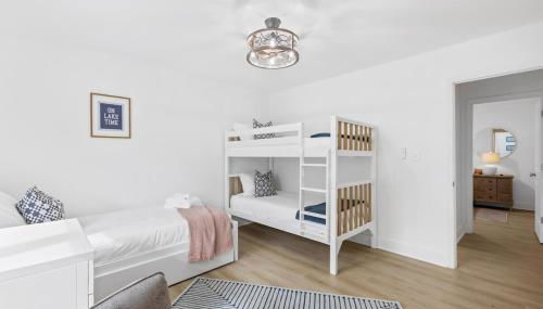 Sapphire Bloom, Boutique Lake Retreat with Hot tub - Foto 5