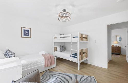 Sapphire Bloom, Boutique Lake Retreat with Hot tub - Foto 5