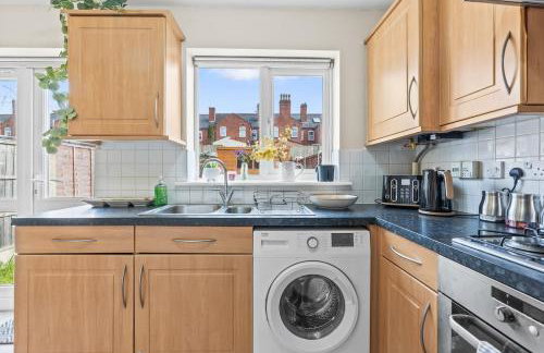 #35 City Home - Sleeps 8 3BDR 2 BR- Bham CC 10 mins - "Perfect for Contractors and Families - Free Parking" - Foto 12