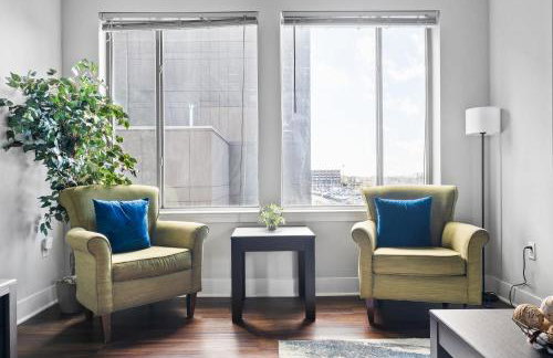 2BR Balcony Suite Gym & Pool Downtown at CityWay - Foto 18