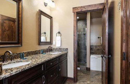 Private Hot Tub, Minutes to Ski, Cozy Getaway, Beautiful Condo- Large 3BR, Private Garage! - Photo 26