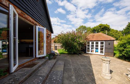 " Orchard Croft Lodge ", New Property, DOG FRIENDLY, Ideal for all Goodwood Events, 5 Minutes from Southend Barns, 9 Minutes From Sandy West Wittering Beach, 2 Bathrooms, Can Sleep 8 On Request, ' Starlink ' Wi-Fi & Sky Sports, Zip & Link Super-King beds - Foto 26