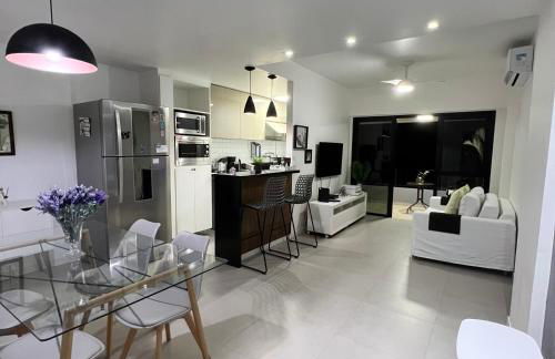 Apt perto da praia c vaga e arrumadeira e janelas anti ruídos - Foto 1