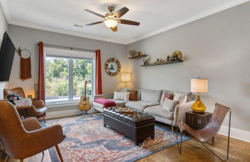 Only 4 Miles to Broadway with Free Parking and TVs in Bedrooms - Foto 14