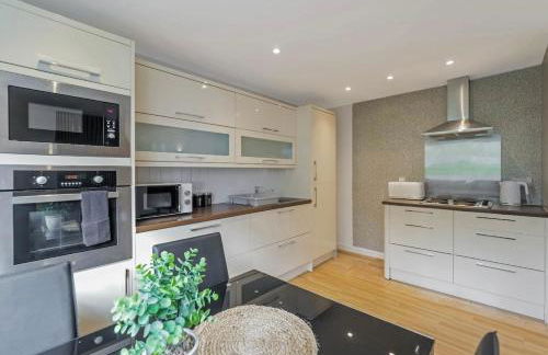 Free Parking - 3 Bedrooms - Sleeps 7 - Airport - Foto 17