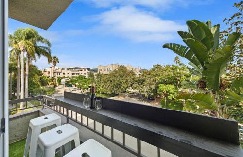 Beverly Hills Glamour Oasis 2 BR Apt with Parking 304 - Photo 22