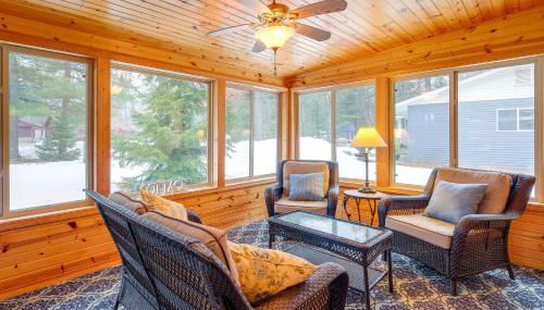 Cozy Cottage with Sunroom - Walk to Higgins Lake! - Foto 2