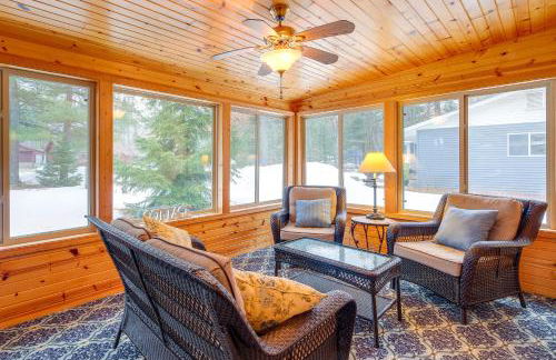 Cozy Cottage with Sunroom - Walk to Higgins Lake! - Foto 2