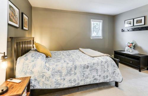 Walk to Town Charming Unit with Balcony in Bedford! - Foto 13