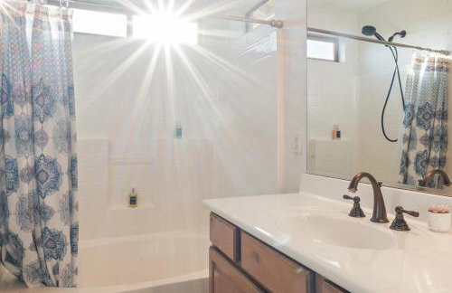 Serenity Splash Upscale Stay Pool Game Lounge - Foto 18