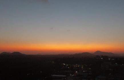 Apartamento aconchegante, linda vista e com garagem - Foto 1