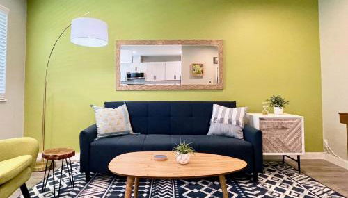 King Bed-Parking-Top Floor-Desk-Downtown - Foto 2