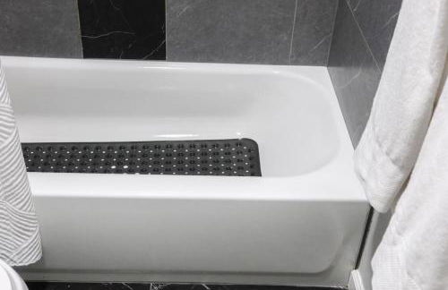 3Bed 2Bath Apt Near NYC plus Parking and Laundry - Foto 38