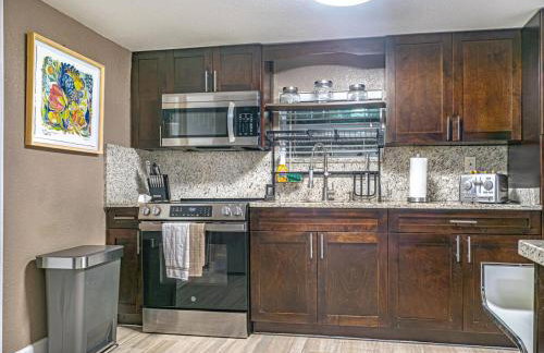 Tropical escape with fire pit near airport & stadium - Foto 15