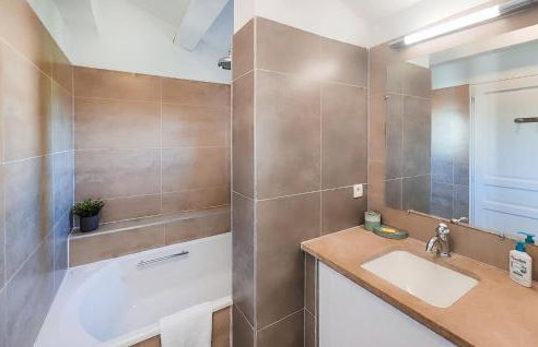 Awesome Home In Saint-Laurent-De-La-Ca - Foto 23