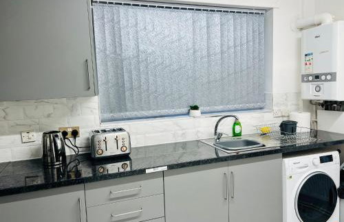 Beautiful and Homely 3 Bed House With FREE Parking So Close To Man City and City Centre - Foto 10