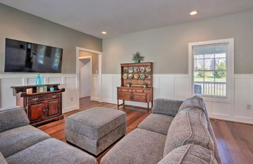 Morrisonville Manor with Fire Pit and Hot Tub! - Foto 5