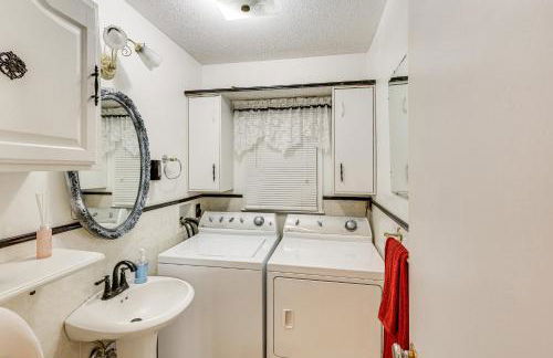 6 Mi to Dtwn Cozy Omaha Apt with Private Yard! - Photo 19