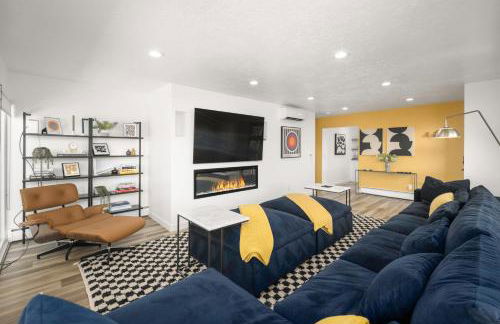 Relaxed Hillside Retreat with Hot Tub and Skyline Views - Foto 3