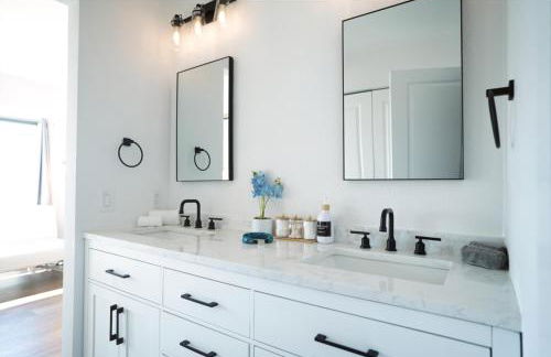 Stunning Waterfront 3BR Retreat - Perfect Getaway - Foto 25