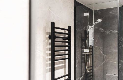 Wych Cottage, Striking 2 Bed, Parking, King Bed, First Floor Flat - Foto 7