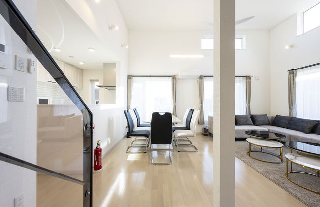 THE LUNA LOUNGE - Photo 80