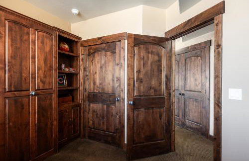 Private Hot Tub, Minutes to Ski, Cozy Getaway, Beautiful Condo- Large 3BR, Private Garage! - Photo 31