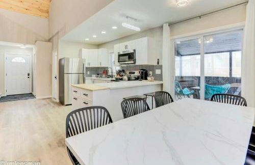 The Hut House 3BR 3BA Game Room Massage Chair - Foto 68